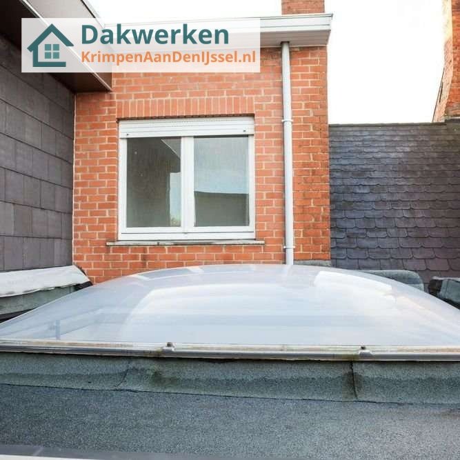 Inspectie van een plat dak met lichtkoepel Inspectie van een plat dak in krimpenaandenijssel met lichtkoepel