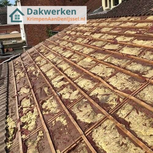 Oude dakisolatie verwijderen en nieuwe plaatsen Oude dakisolatie verwijderen en nieuwe plaatsen