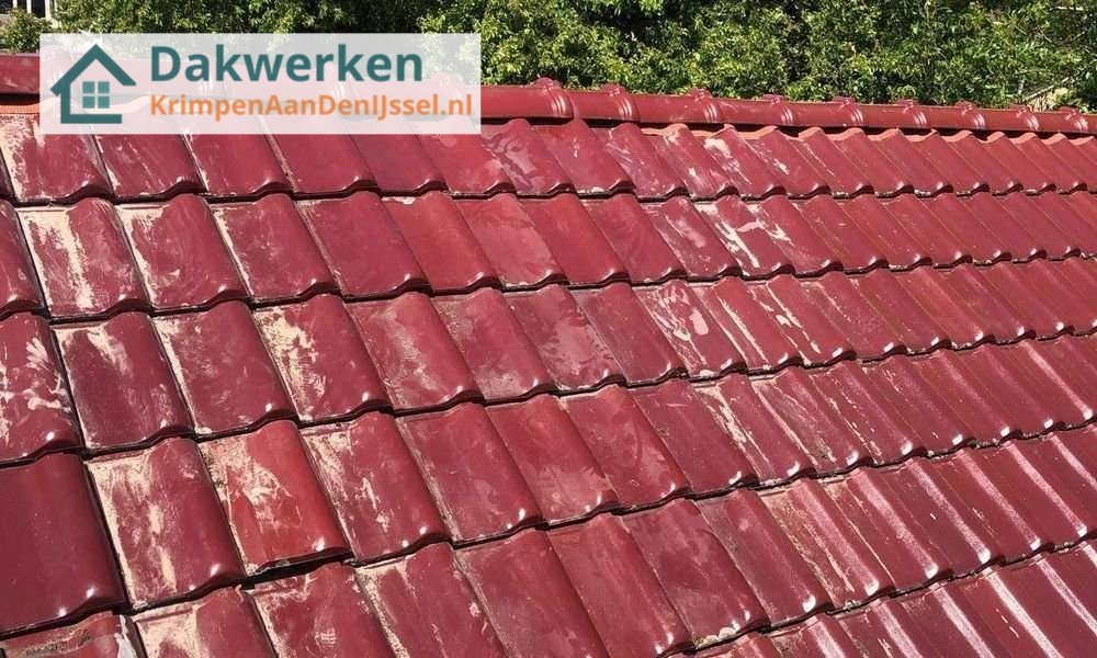 Rood pannendak aangelegd door dakdekker Rood pannendak aangelegd door dakdekker